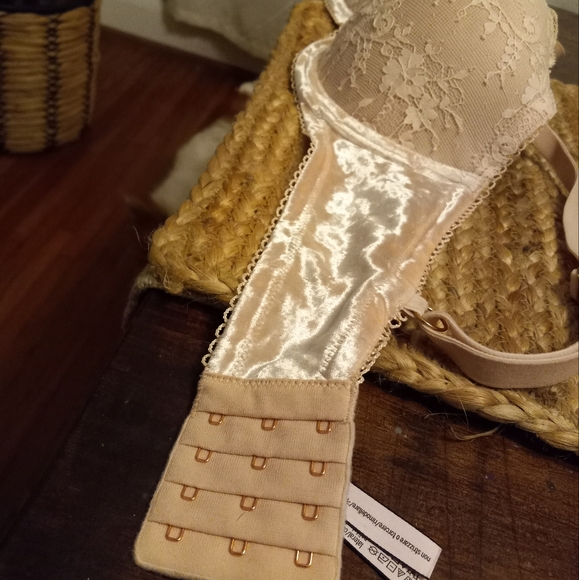 Like new Victoria secret velvet lace bra - Picture 4 of 10